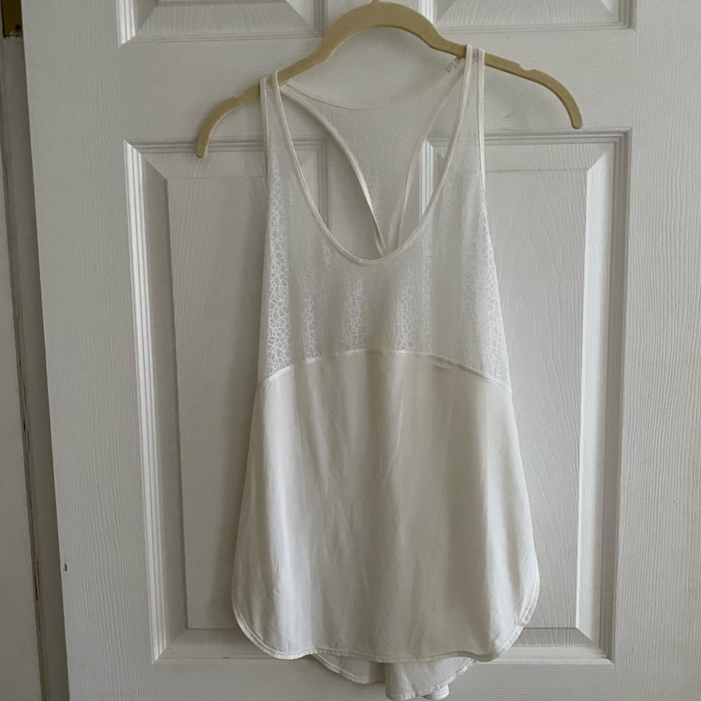 Lululemon • Rare lace tank with racerback twist detail • Size 6